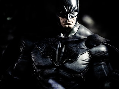 美剧《最后生还者》海报，主角在末日废墟中前行