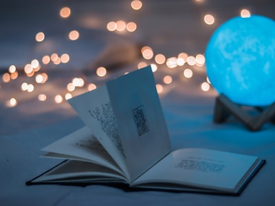 动漫《咒术回战》海报，主角虎杖悠仁与咒灵战斗